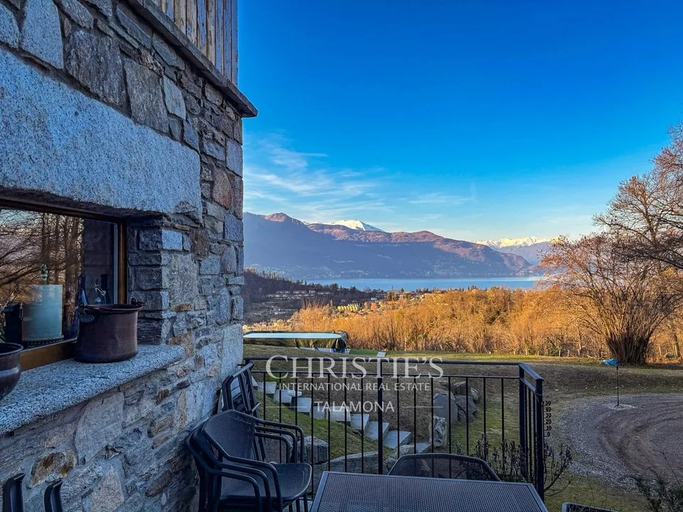 Villa mit 180-Seeblick und ebenem Garten in Castelveccana