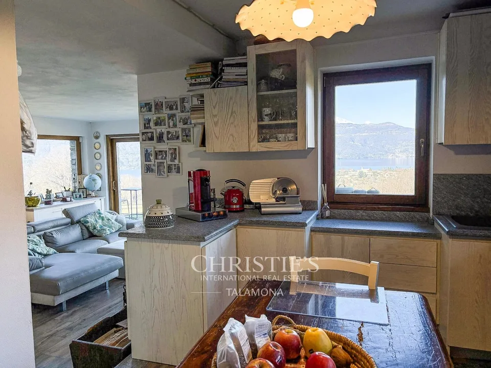 Villa mit 180-Seeblick und ebenem Garten in Castelveccana