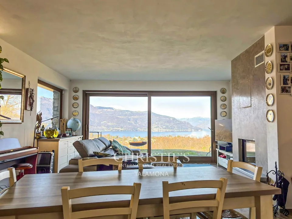 Villa mit 180-Seeblick und ebenem Garten in Castelveccana – Foto 7 von 11
