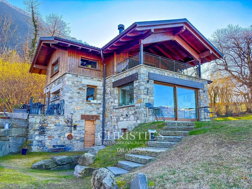Villa mit 180-Seeblick und ebenem Garten in Castelveccana