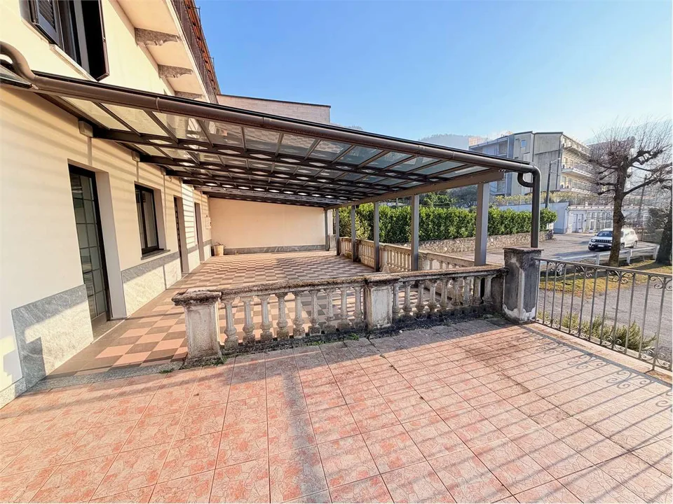 Affascinante ex ristorante con camere e splendida vista lago