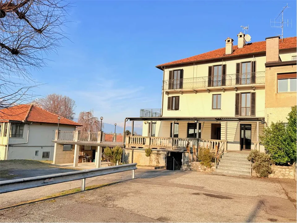 Affascinante ex ristorante con camere e splendida vista lago