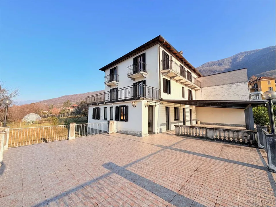 Affascinante ex ristorante con camere e splendida vista lago