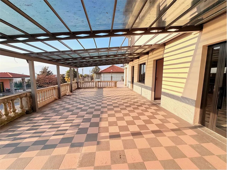 Affascinante ex ristorante con camere e splendida vista lago