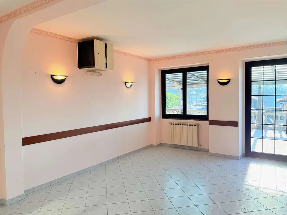 Affascinante ex ristorante con camere e splendida vista lago – foto 8 di 13