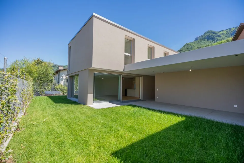 Vendiamo splendide ville design a Cadro