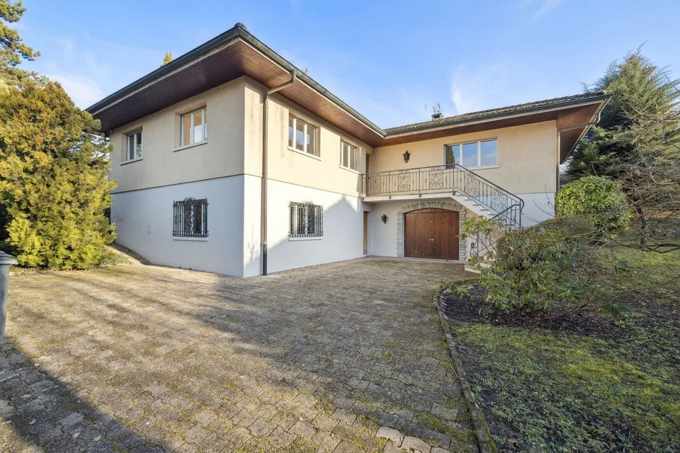 SPACIEUSE VILLA FAMILIALE DE PLAIN-PIED AVEC FORT POTENTIEL