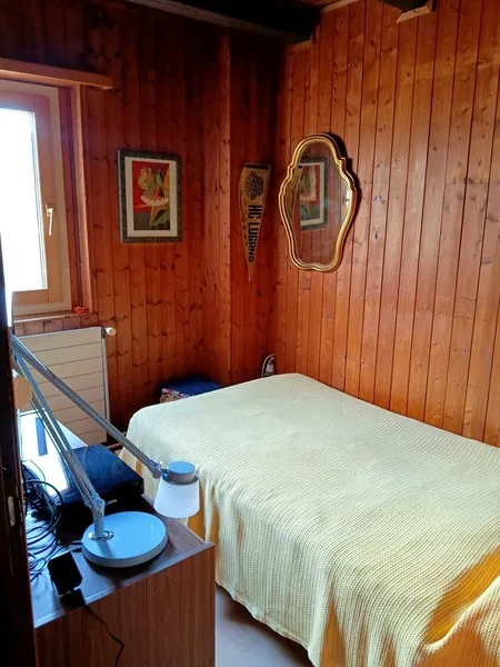 Petite maison d'habitation avec vue ouverte sur les montagnes