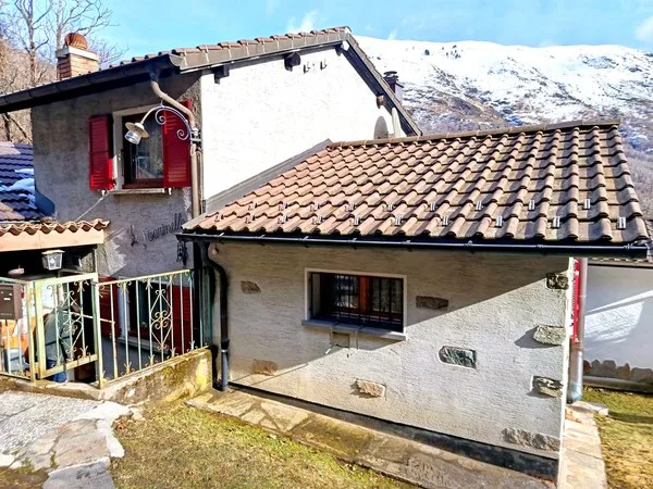Piccola casa d'abitazione con vista aperta sulle montagne