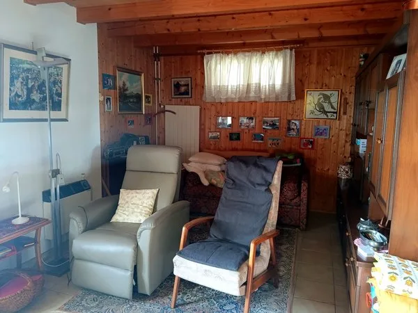 Petite maison d'habitation avec vue ouverte sur les montagnes