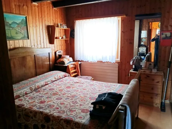 Petite maison d'habitation avec vue ouverte sur les montagnes