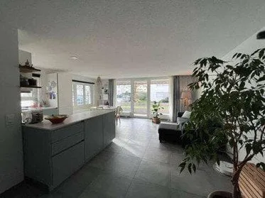 5.5-Zimmer-Wohnung nahe Biel: Balkon, Pool & Spielwiese