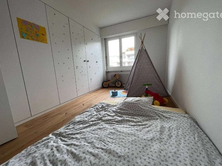5.5-Zimmer-Wohnung nahe Biel: Balkon, Pool & Spielwiese