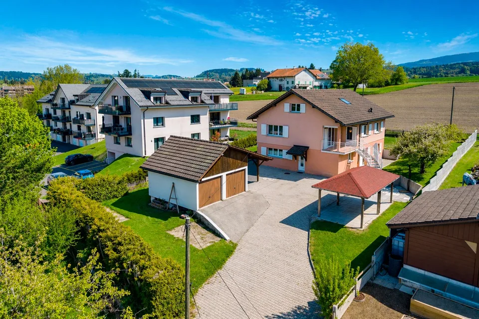 Villa composta da due appartamenti con un bellissimo giardino