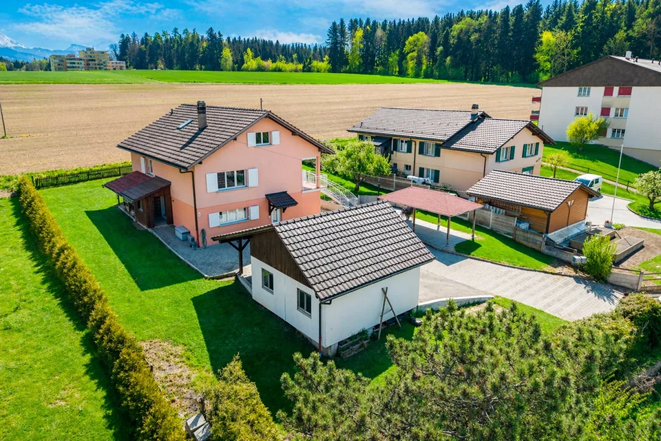 Villa composée de deux appartements incluant un magnifique jardin