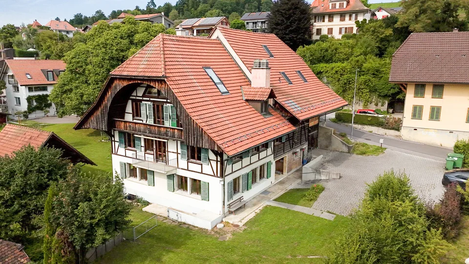 Bauernhaus mit modernem (Gewerbe-)Anbau