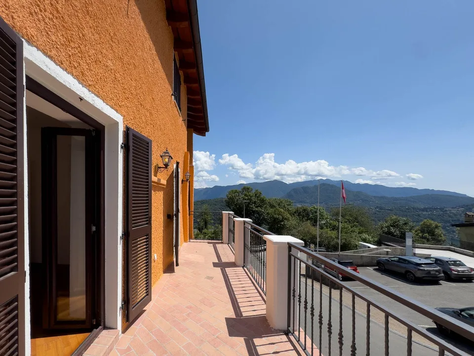 Haus mit zwei Wohnungen und Seeblick renoviert