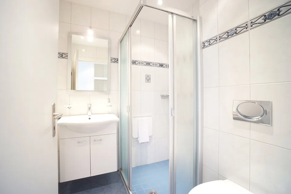 Bel appartement 5.5 pièces au 1er étage avec balcon, local de cave et deux places de parking – photo 11 sur 14