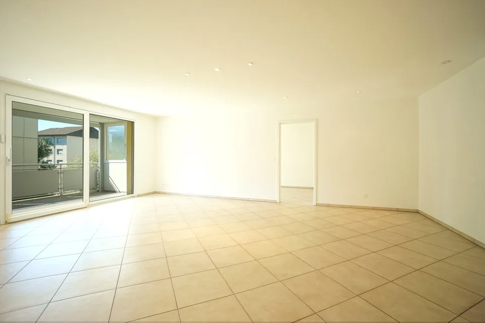 Bello appartamento di 5,5 locali al 1° piano con balcone, locale cantina e due posti auto