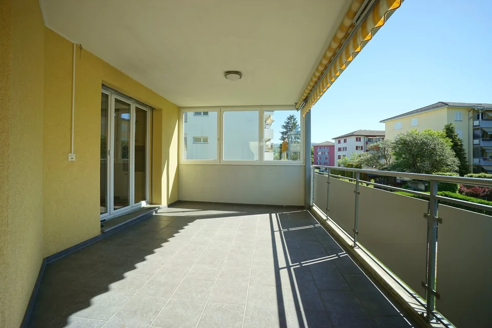 Bello appartamento di 5,5 locali al 1° piano con balcone, locale cantina e due posti auto