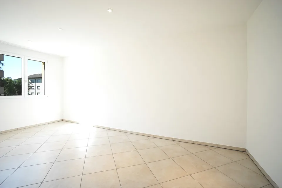 Bello appartamento di 5,5 locali al 1° piano con balcone, locale cantina e due posti auto