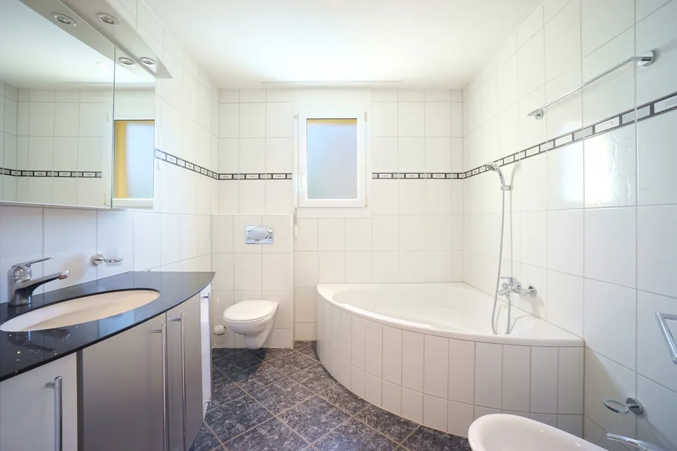 Bel appartement 5.5 pièces au 1er étage avec balcon, local de cave et deux places de parking – photo 10 sur 14
