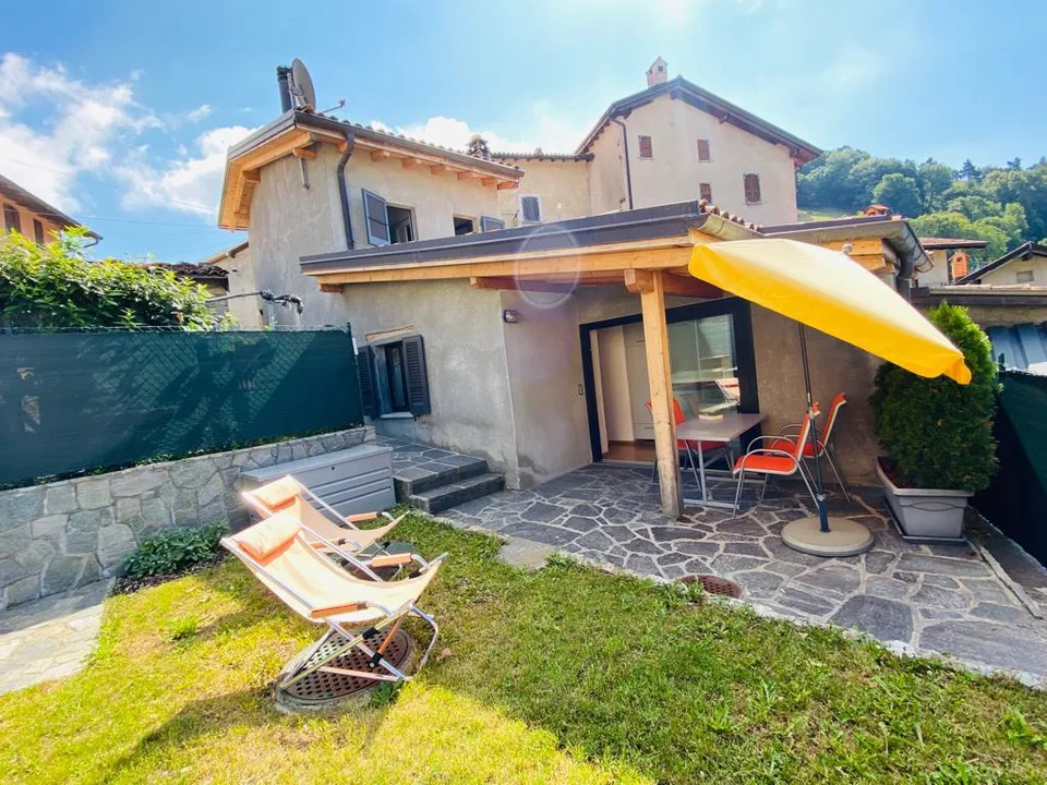 Casa unifamiliare arredata, con veranda e giardino privato in zona tranquilla e soleggiata