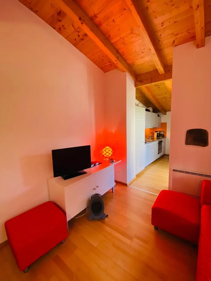 Casa unifamiliare arredata, con veranda e giardino privato in zona tranquilla e soleggiata