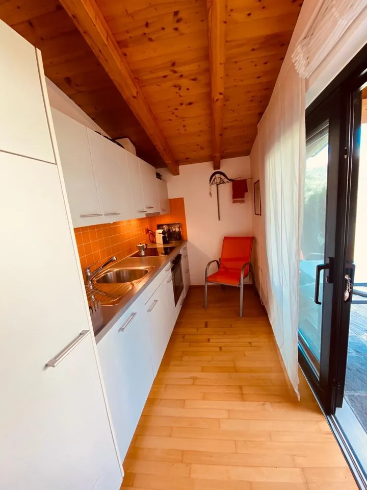 Casa unifamiliare arredata, con veranda e giardino privato in zona tranquilla e soleggiata – foto 7 di 17