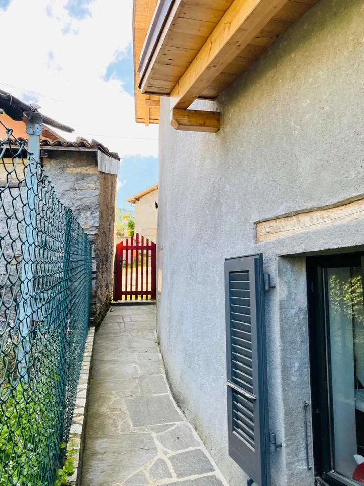 Casa unifamiliare arredata, con veranda e giardino privato in zona tranquilla e soleggiata – foto 15 di 17
