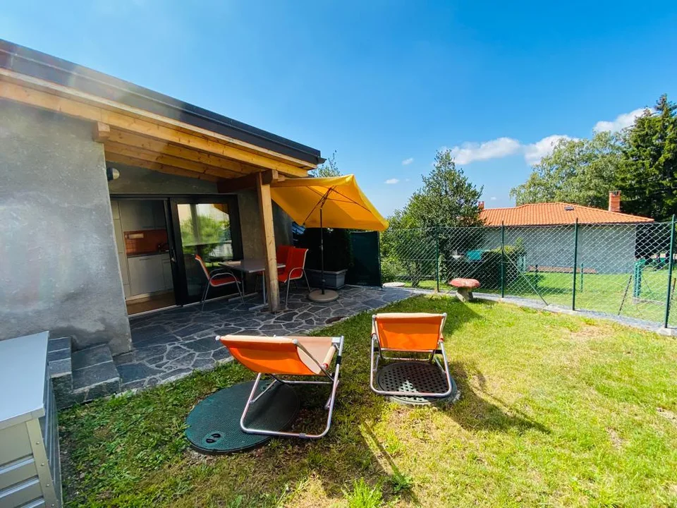 Casa unifamiliare arredata, con veranda e giardino privato in zona tranquilla e soleggiata – foto 8 di 17