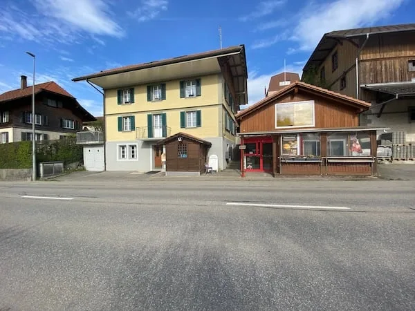 Mehrfamilienhaus mit 3 Wohnungen und Geschäftslokal
