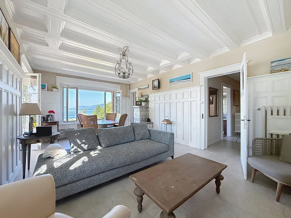 Casa padronale storica, parco alberato e capanno privato per barche sul lago di Neuchâtel