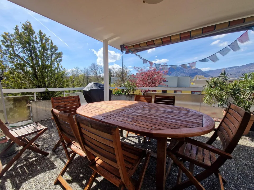 Magnifique attique de 5,5 pièces avec vue exceptionnelle à Areuse