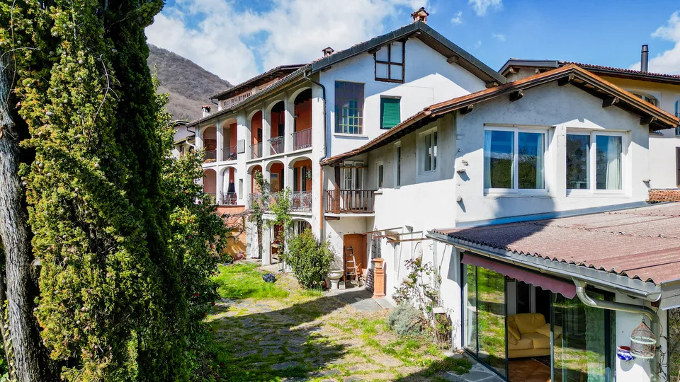 Caratteristica casa Ticinese immersa nel verde dell'Alto Malcantone