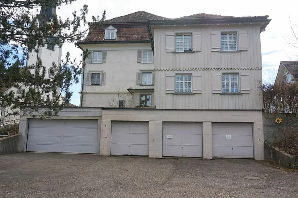 Appartamento di 2,5 locali e 1,5 locali in maisonette con due garage singoli e due posti auto