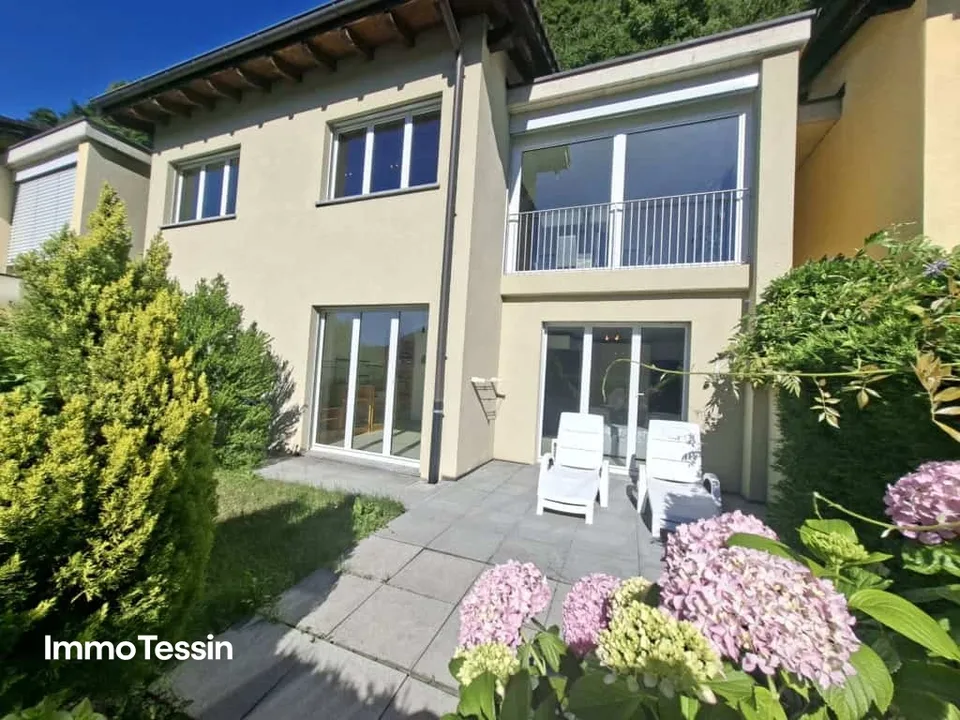 Elegantes Haus mit traumhafter 180 Seesicht auf den Lago di Lugano an wunderschöner Lage mit Garten und mehreren Parkmöglichkeiten