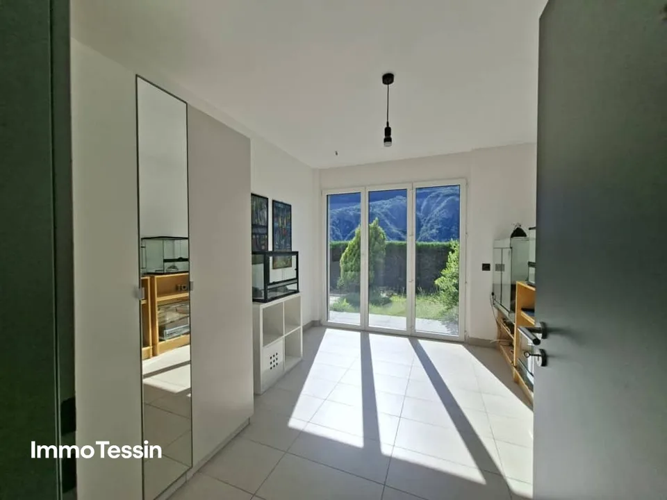Maison élégante avec vue lacustre à 180 degrés sur le Lago di Lugano dans un emplacement magnifique avec jardin et plusieurs options de stationnement – photo 12 sur 13