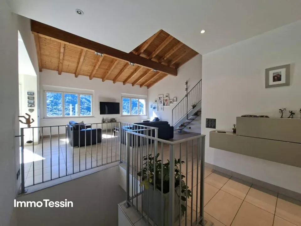 Maison élégante avec vue lacustre à 180 degrés sur le Lago di Lugano dans un emplacement magnifique avec jardin et plusieurs options de stationnement – photo 9 sur 13