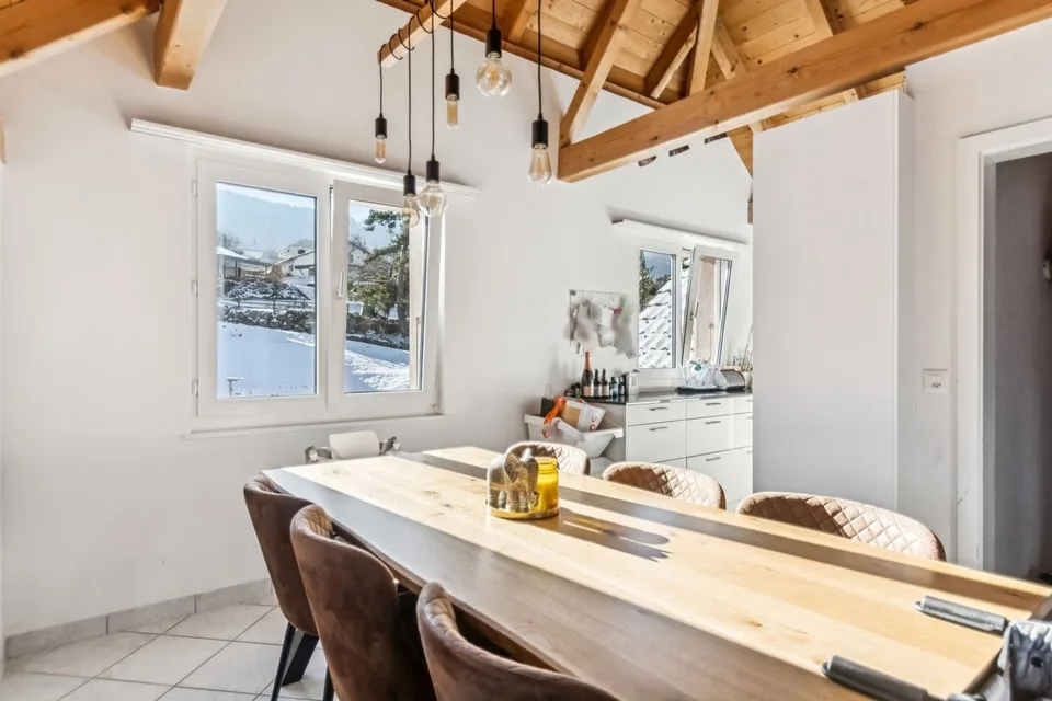 SELTENE GELEGENHEIT IN CORGÉMONT: Schönes 5.5-Zimmer-Wohnung mit Garage-Werkstatt – Foto 10 von 13