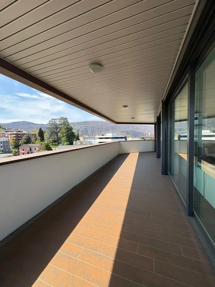 Büro im letzten Stock mit Potenzial für Umbau in Penthouse, Lugano