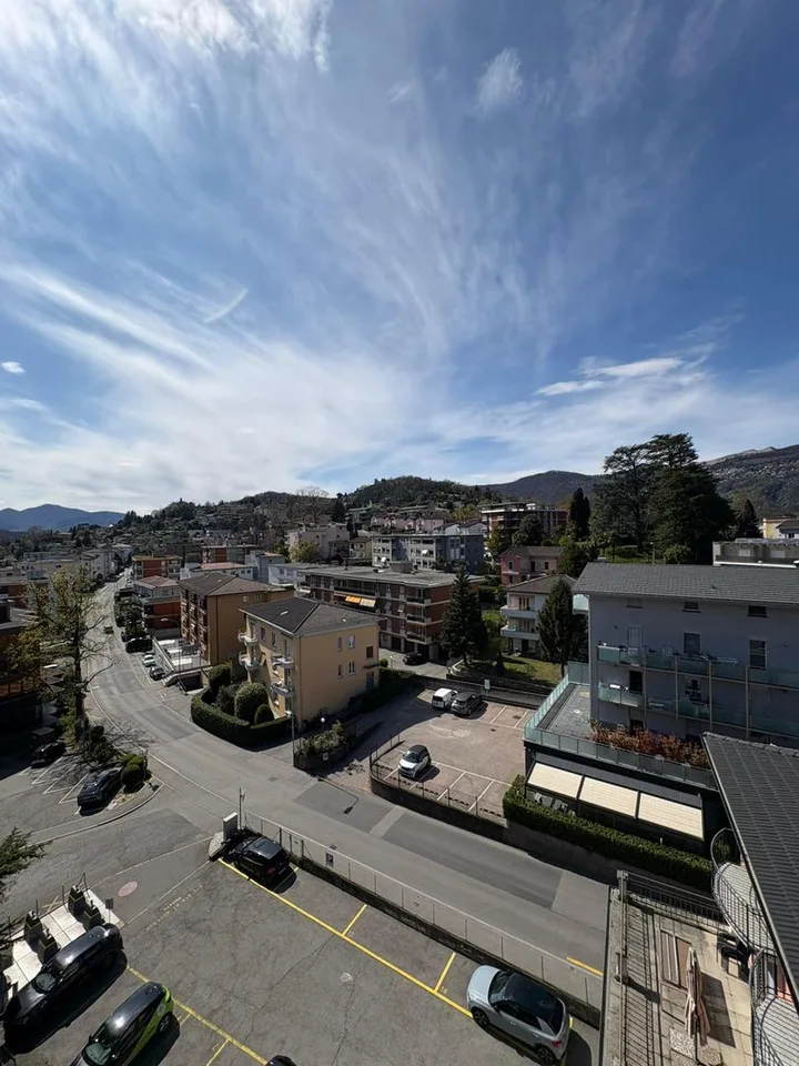 Büro im letzten Stock mit Potenzial für Umbau in Penthouse, Lugano