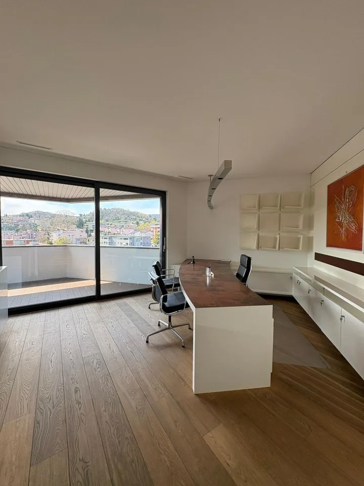 Büro im letzten Stock mit Potenzial für Umbau in Penthouse, Lugano