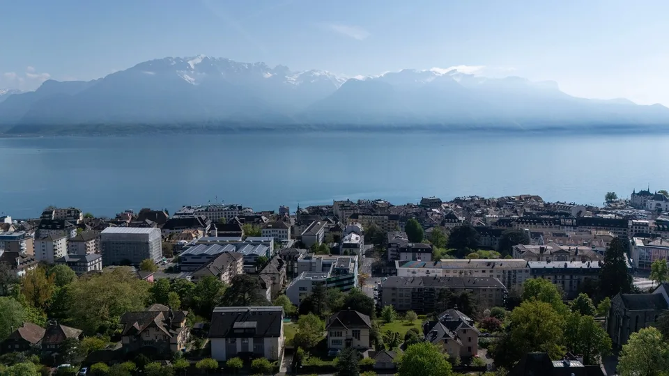 Magnifique appartement de 4,5 pièces vue sur les Alpes , terrasses et jardin