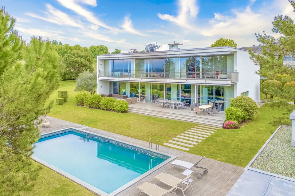 Architektenhaus in Cologny mit Pool und Seeblick