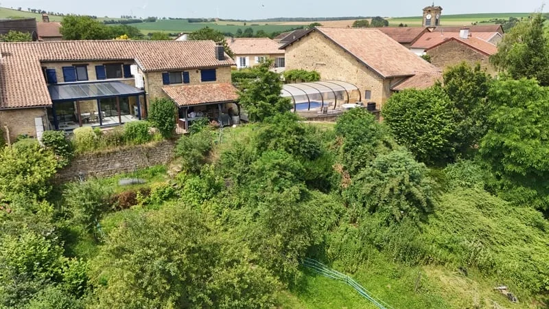 Ancien corps de ferme rénové avec piscine, grange et studio