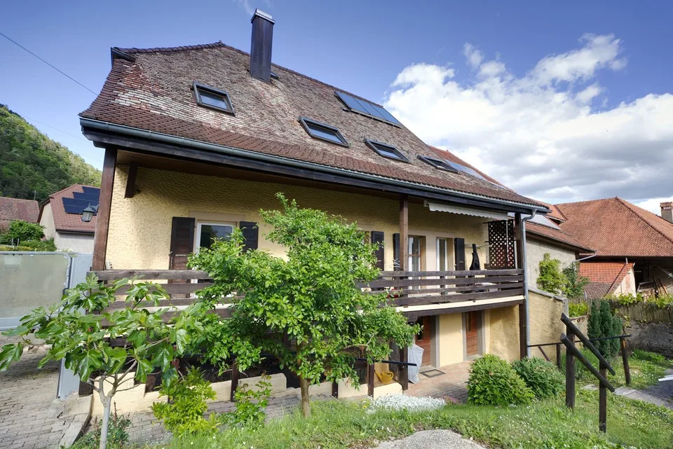 Casa contadina del 1714 -- Tre appartamenti, triplex familiare e due appartamenti di 2 locali