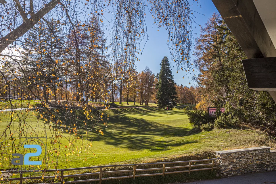 Mitten in Crans und direkt am Golf, Chalet mit zwei Wohnungen