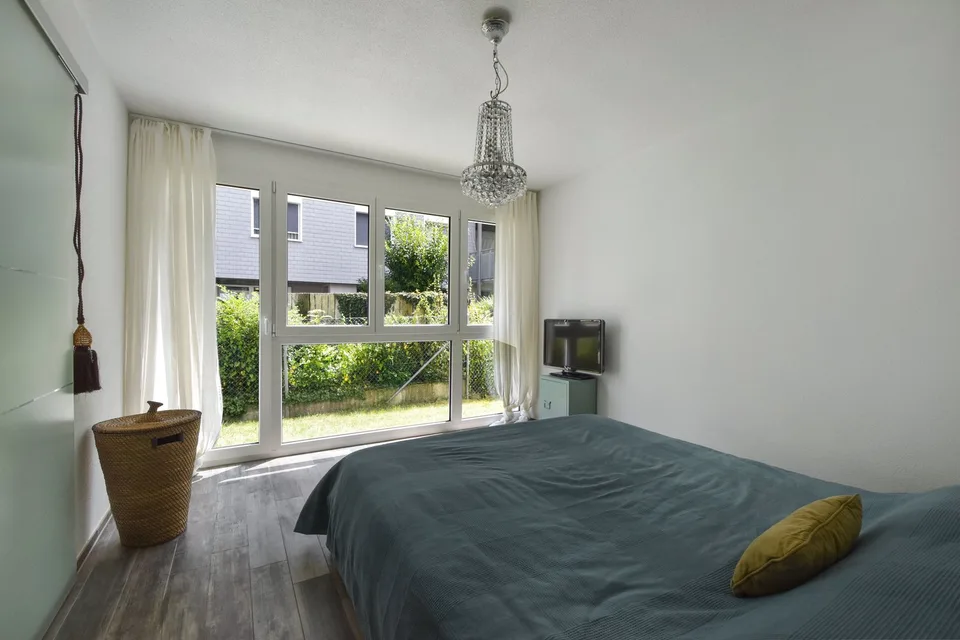 Moderne 2.5-Zimmerwohnung mit grossem Garten – Foto 8 von 17