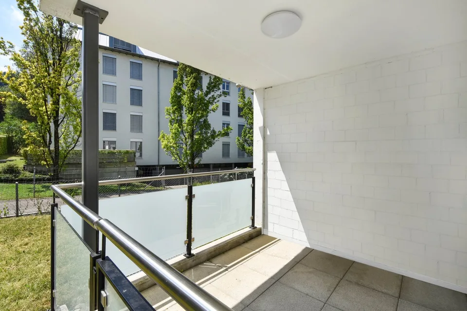 Moderne 2.5-Zimmerwohnung mit grossem Garten – Foto 14 von 17